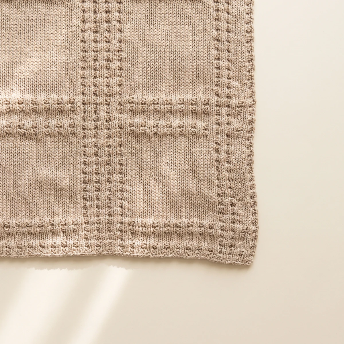 Naturfarbene Babydecke mit rechteckigem Strickmuster